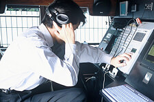 盗聴波を探す探偵